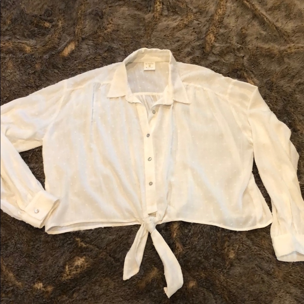 White long sleeve tie front crop top